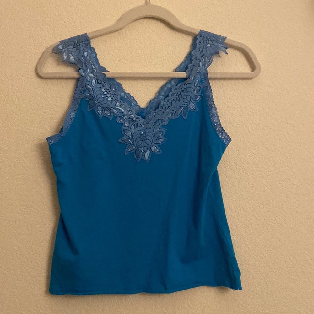 Beautiful blue lacey tank!💧❄️🧊